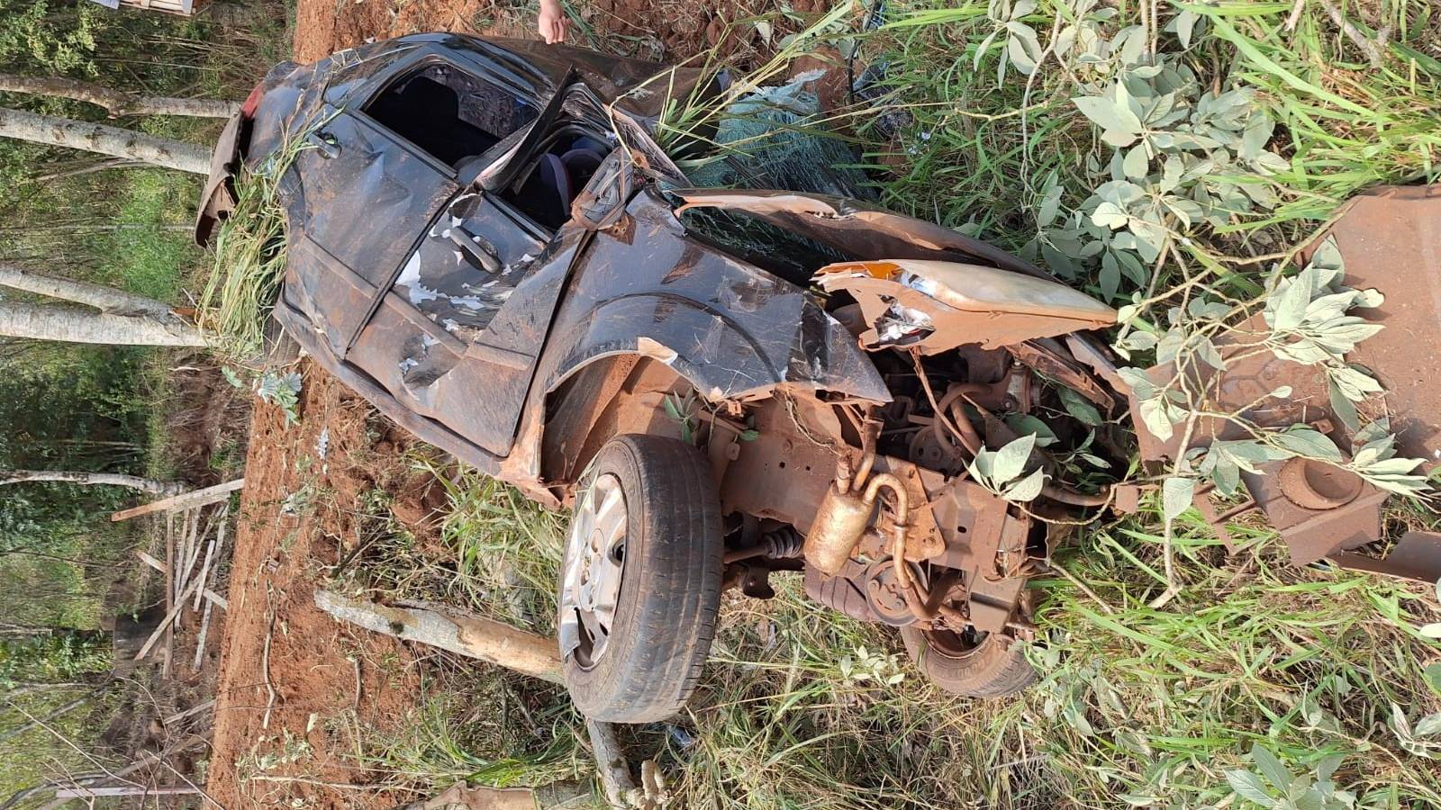 Veículo capota em rodovia PR-574 entre Cafelândia e Corbélia