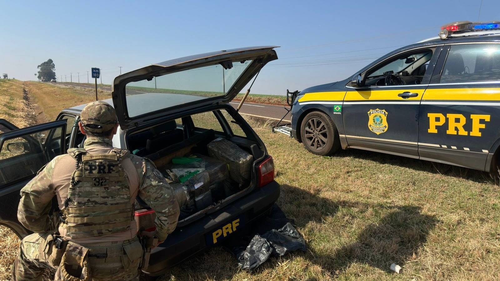 Homem tenta fugir, salta de carro em movimento e é preso com 365 kg de maconha em Cascavel