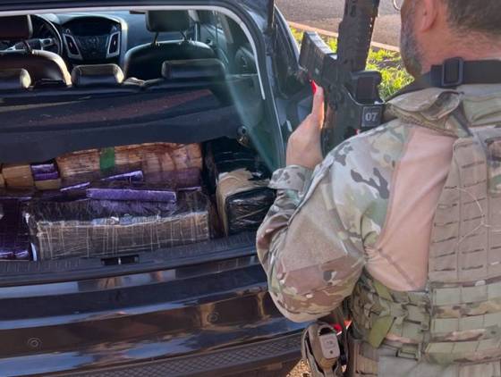 Casal com bebê é preso em flagrante transportando 162 kg de maconha em carro clonado em Cascavel