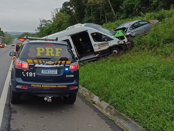 Três pessoas ficam feridas após colisão entre ambulância e automóvel na BR-277 em Fernandes Pinheiro