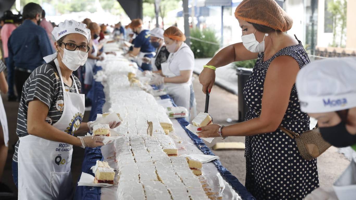 Aniversário: Bolo gigante marca a comemoração dos 73 anos de Cascavel