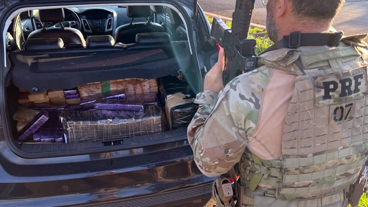 Casal com bebê é preso em flagrante transportando 162 kg de maconha em carro clonado em Cascavel