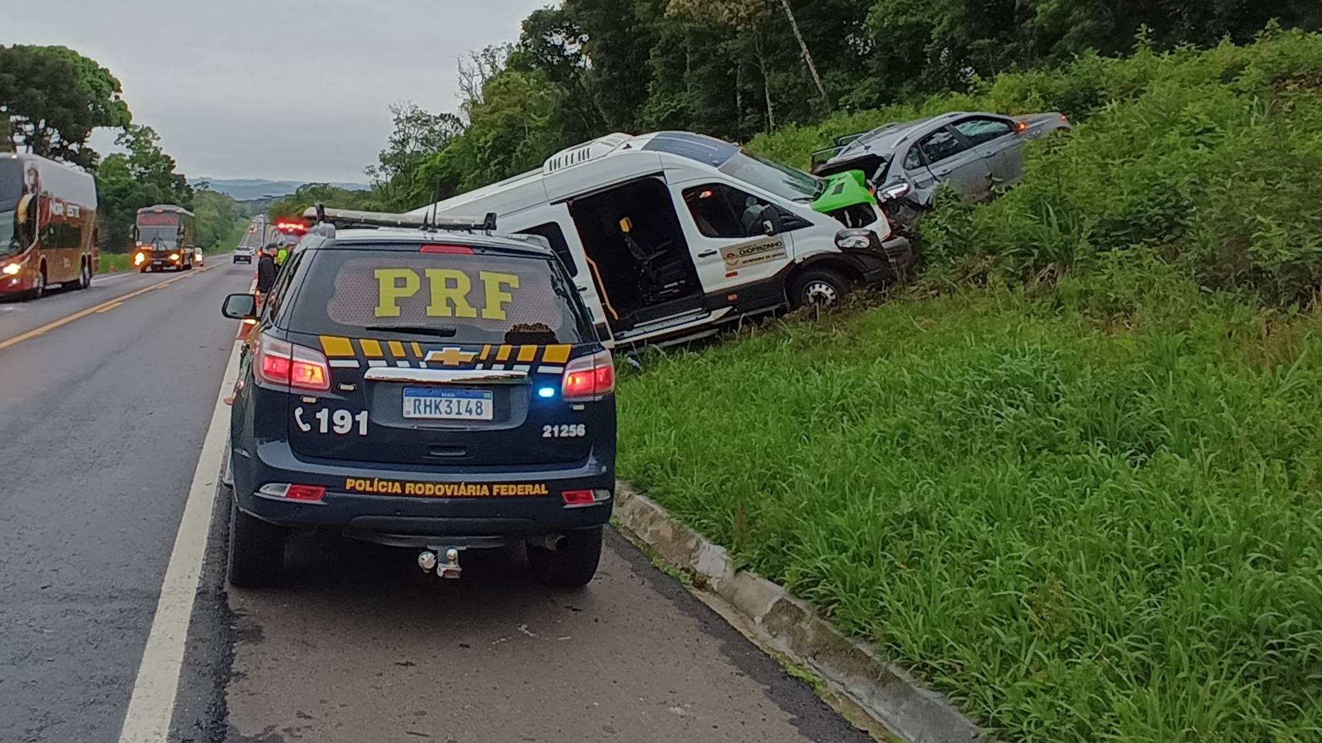 Três pessoas ficam feridas após colisão entre ambulância e automóvel na BR-277 em Fernandes Pinheiro