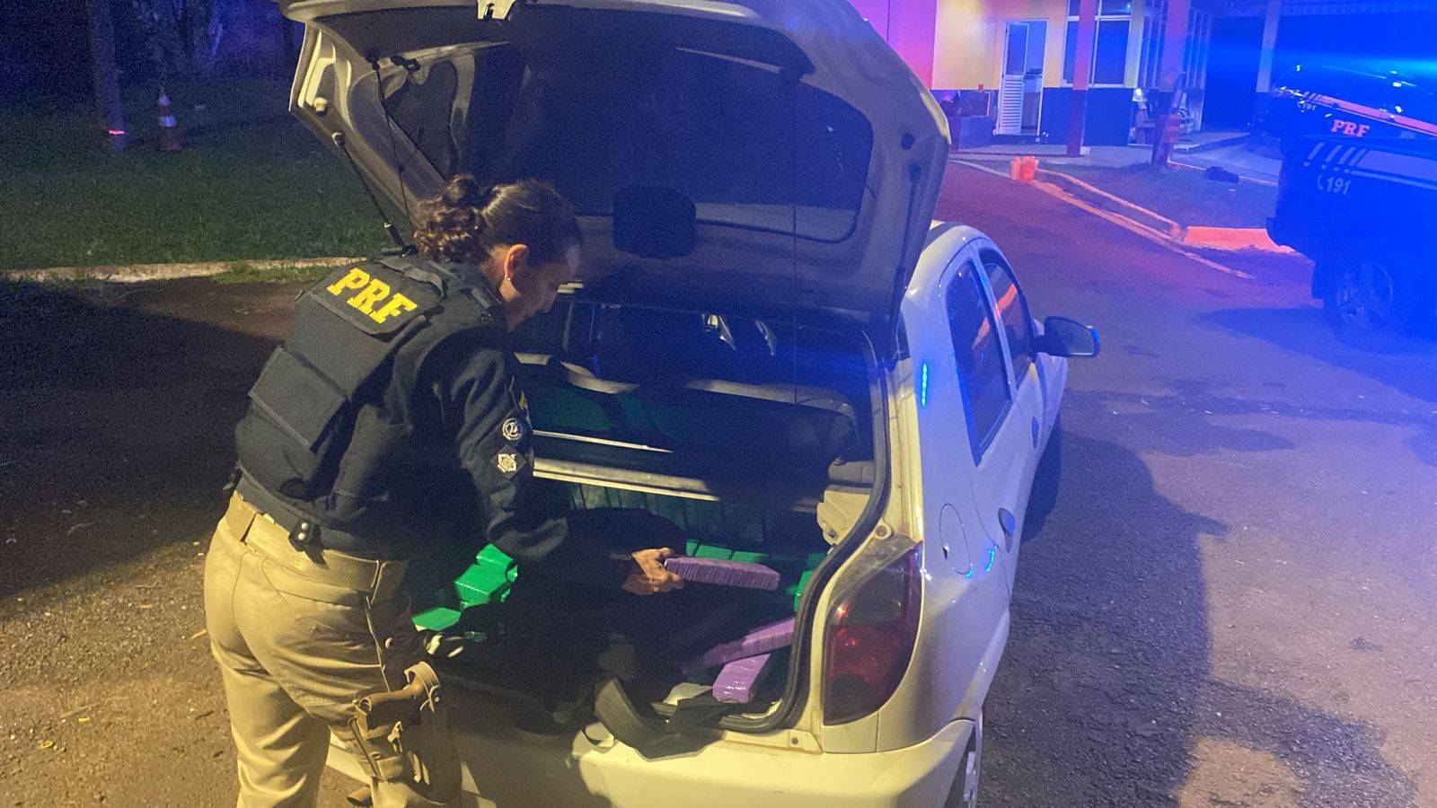 PRF prende casal de jovens que transportava maconha e arma em Céu Azul