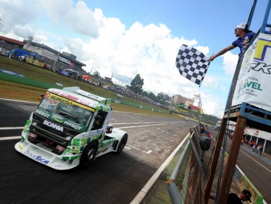 Pedro Muffato se despede das pistas com vitória na Fórmula Truck em Cascavel