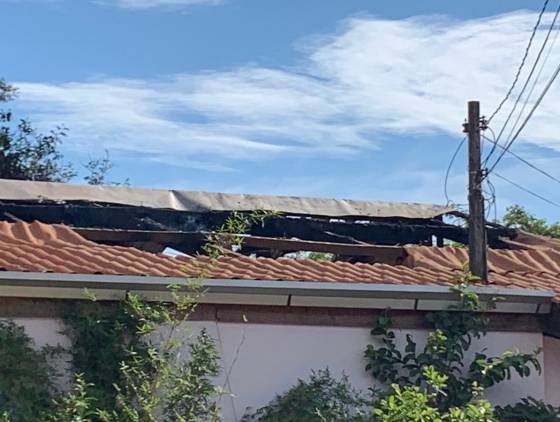 Residência fica destruída após incêndio na Vila Tolentino em Cascavel