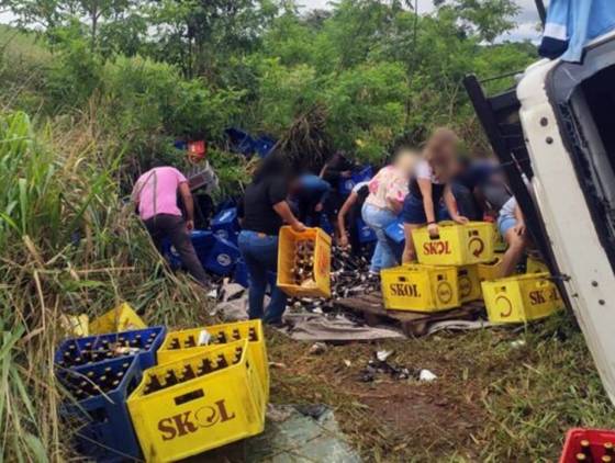 Caminhão carregado com cerveja tomba e carga é saqueada no Paraná