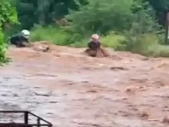 Vídeo flagra motociclistas sendo arrastados quando tentavam atravessar rua que virou ‘rio’ em MS