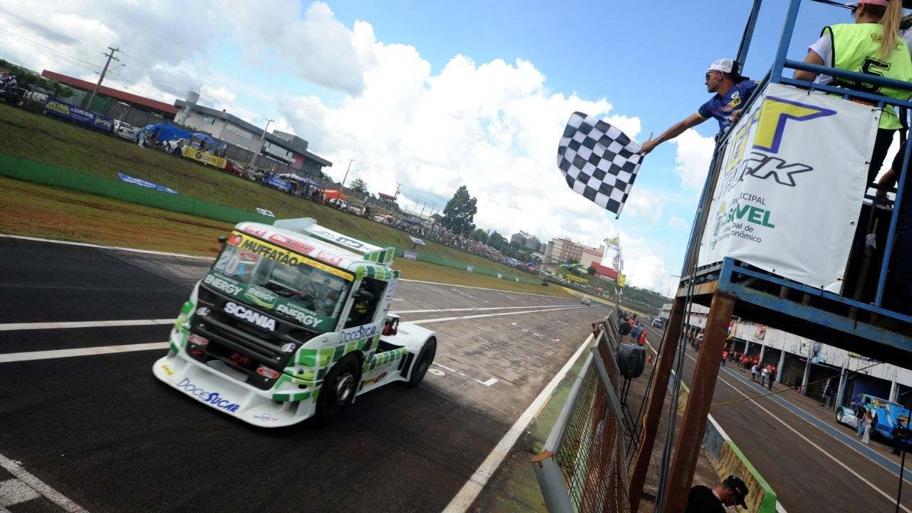 Pedro Muffato se despede das pistas com vitória na Fórmula Truck em Cascavel