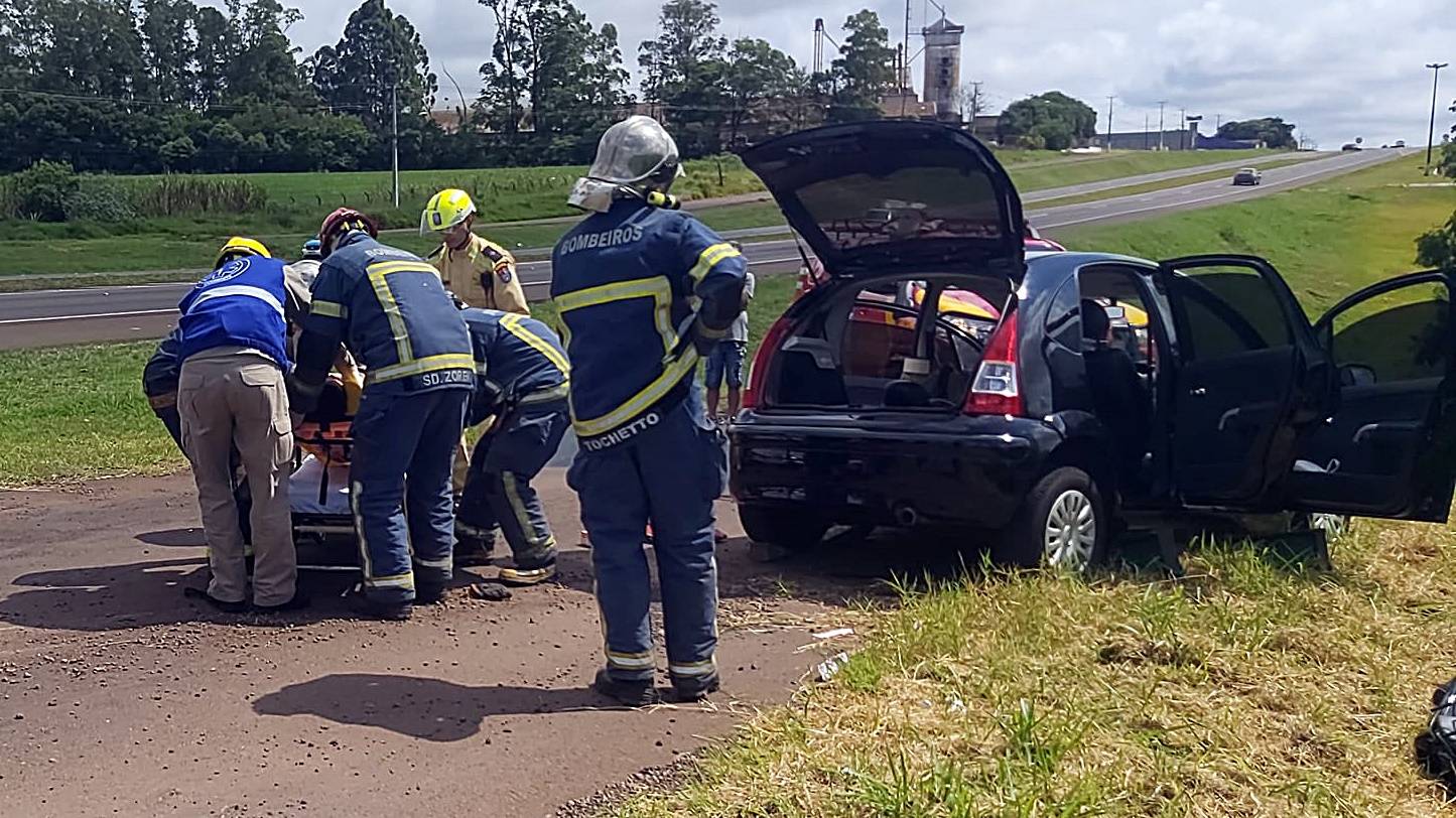 Jovem de 23 anos fica presa dentro de automóvel após forte colisão na BR-277