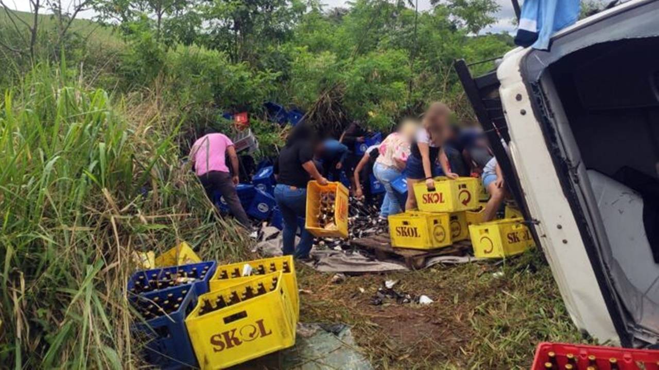 Caminhão carregado com cerveja tomba e carga é saqueada no Paraná