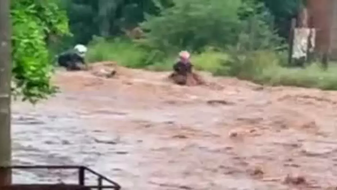 Vídeo flagra motociclistas sendo arrastados quando tentavam atravessar rua que virou ‘rio’ em MS