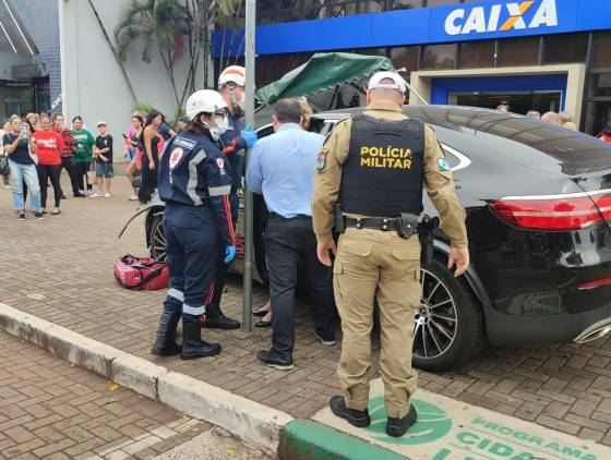 Mercedes invade calçada e destrói barraca após motorista passar mal no Centro de Cascavel