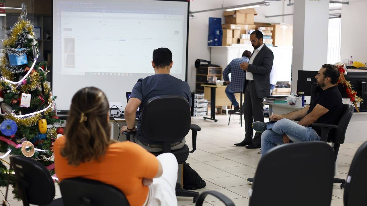 Orçamento da educação poderá ser usado para adquirir sistema milionário de IA em Cascavel