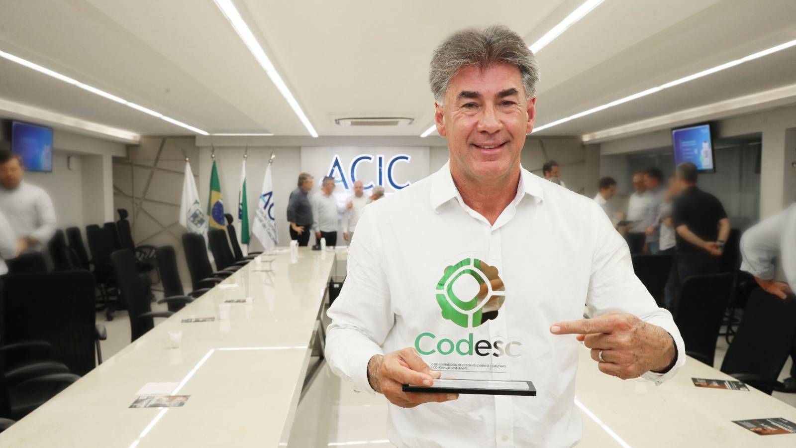 Prefeito Paranhos recebe homenagem em evento da Codesc