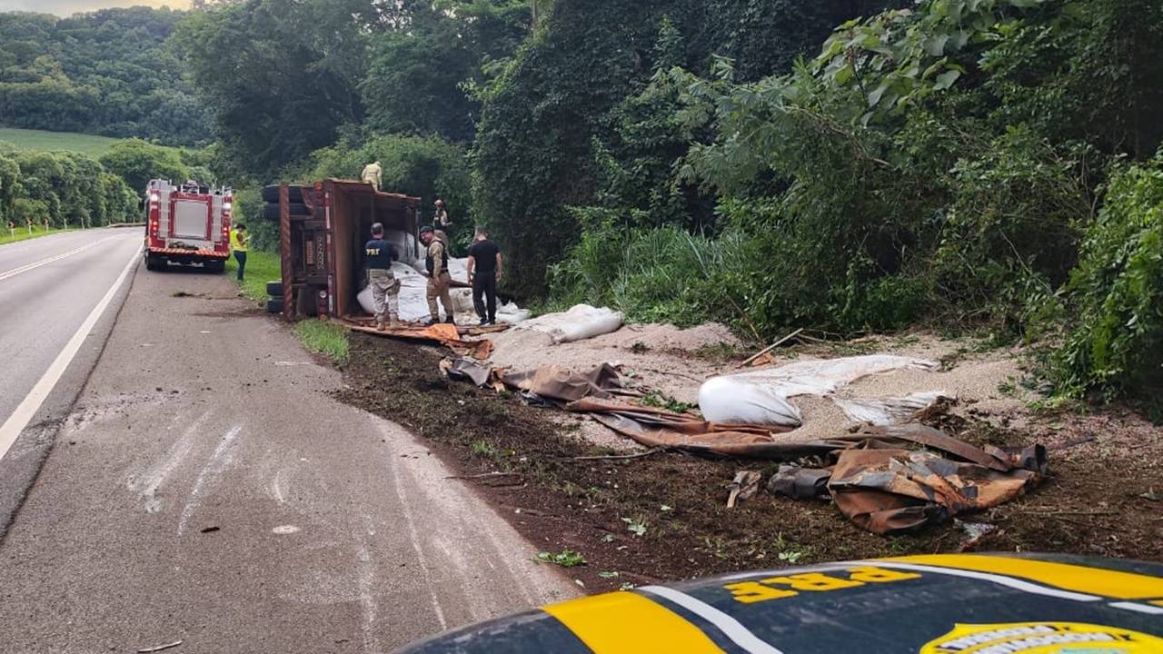 Motorista de carreta carregada com fertilizantes morre em acidente na BR-277