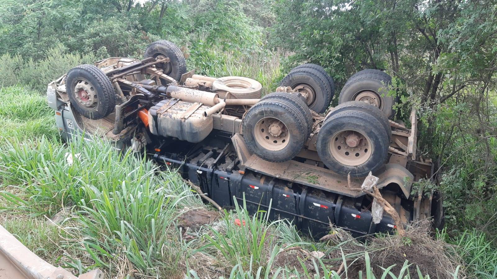 Caminhão capota após colisão em fila de congestionamento na BR-376