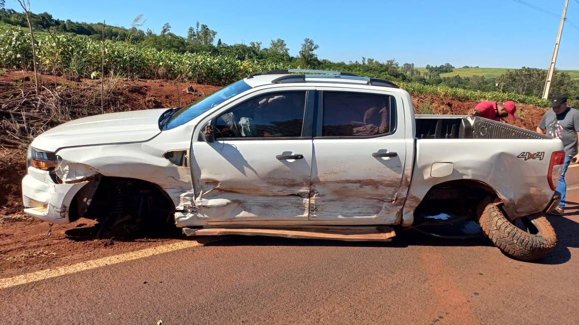 Três veículos se envolvem em acidente na PR-491 no oeste do Paraná