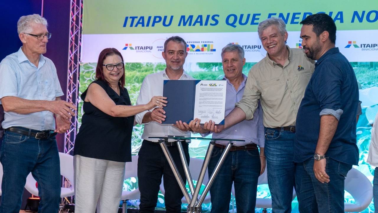 Itaipu e Ministério do Desenvolvimento Agrário assinam acordo para expansão da agricultura familiar