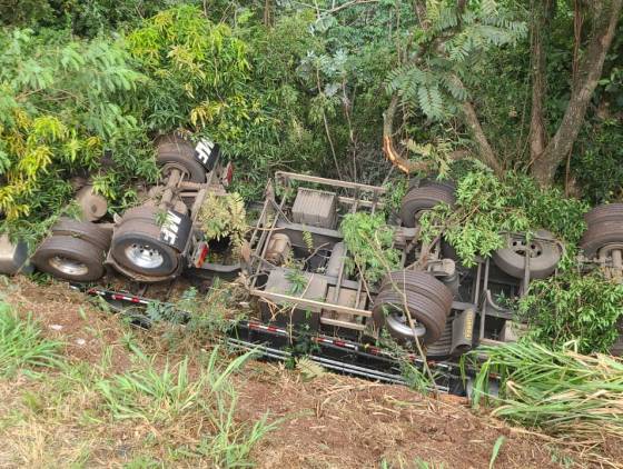 Caminhão tomba na BR-277 e motorista cascavelense não resiste aos ferimentos