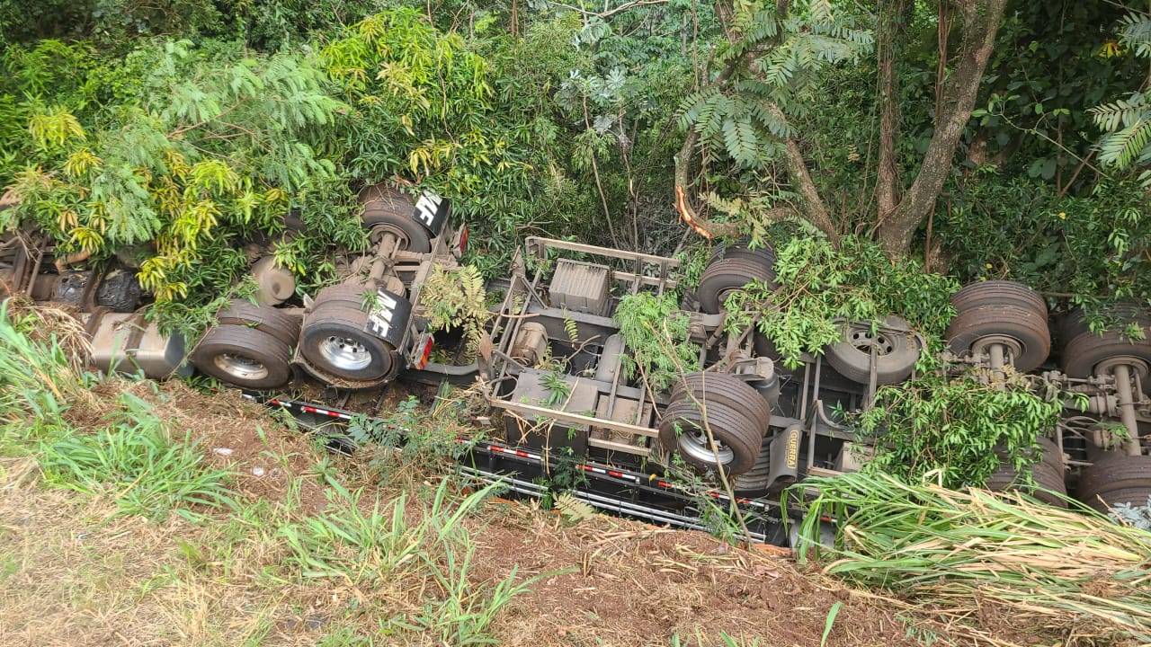 Caminhão tomba na BR-277 e motorista cascavelense não resiste aos ferimentos