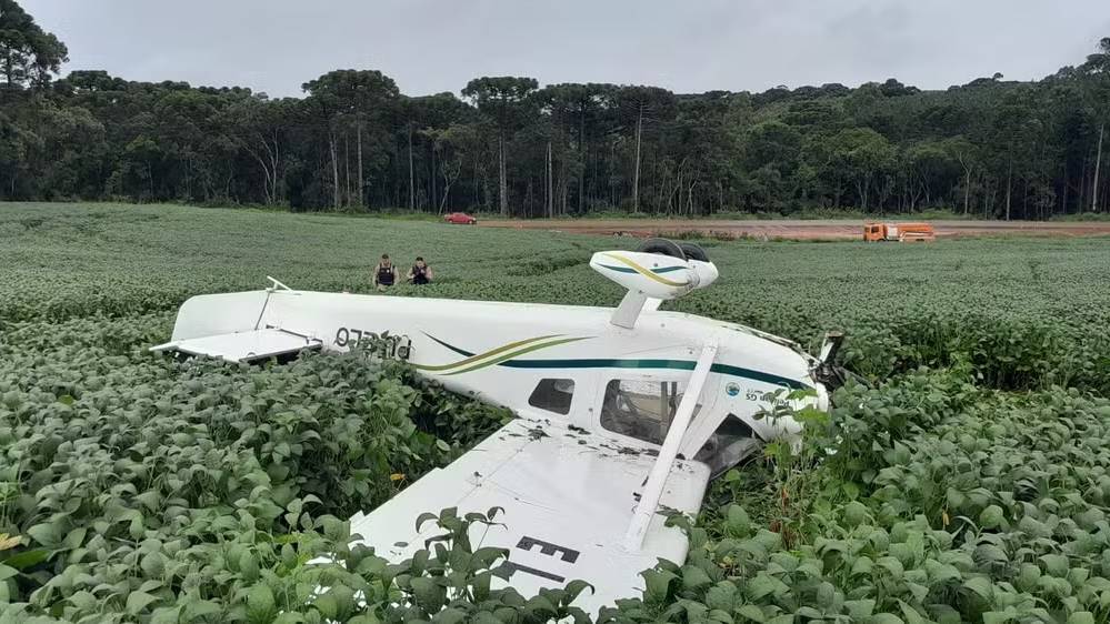 Avião cai em Reserva no Paraná, e piloto e passageiro saem ilesos