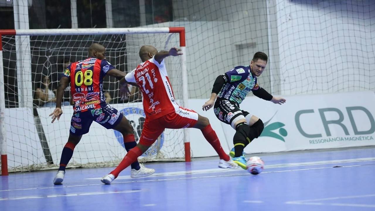 Cascavel Futsal vence o Pato de virada por 4 a 2 no finalzinho da partida