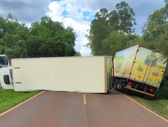 Caminhão carregado com carnes tomba e interdita PR-473 em Quedas do Iguaçu