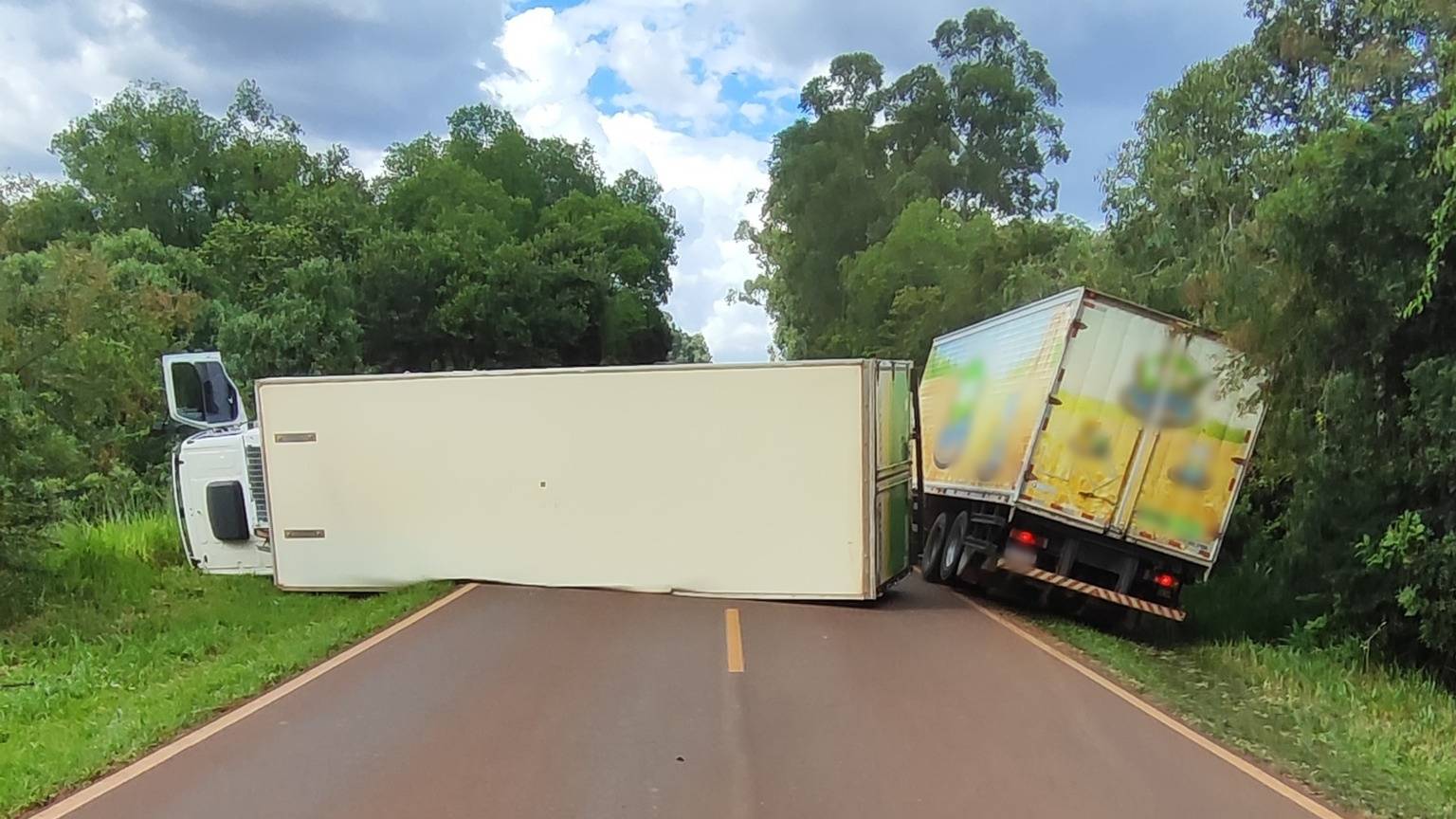 Caminhão carregado com carnes tomba e interdita PR-473 em Quedas do Iguaçu