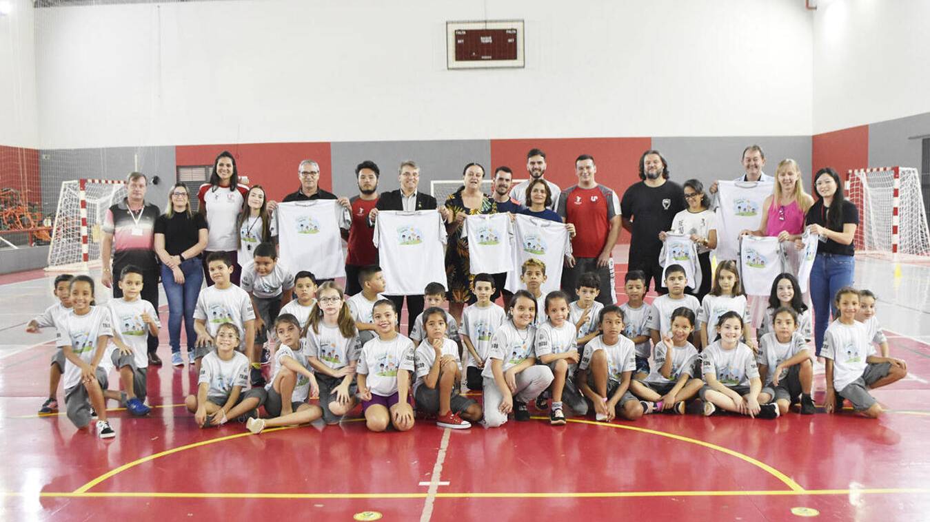 Escola de Esportes de Toledo realiza entrega de uniformes a alunos da Walmir Grande