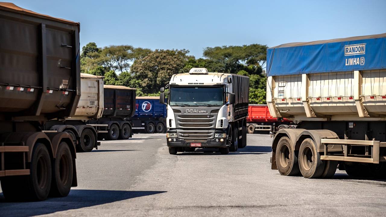 Recorde: Porto de Paranaguá recebe quase 2,5 mil caminhões de grãos e farelo em 24 horas