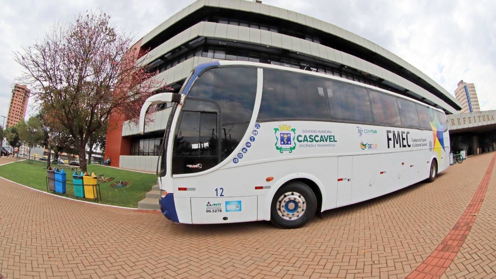 FMEC recebe ônibus da Receita Federal e garante transporte para atletas de Cascavel