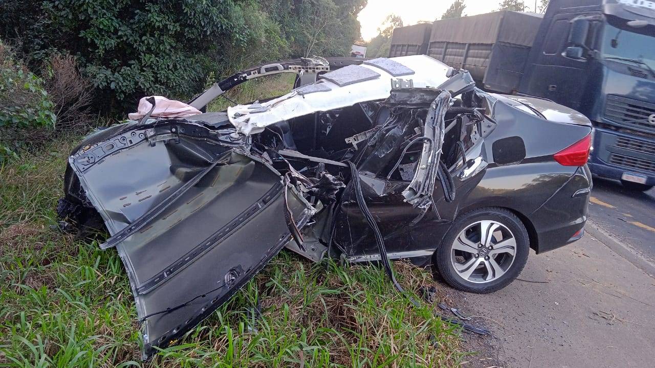 Motorista de 31 anos morre em colisão frontal com caminhão na BR-153 em Tibagi