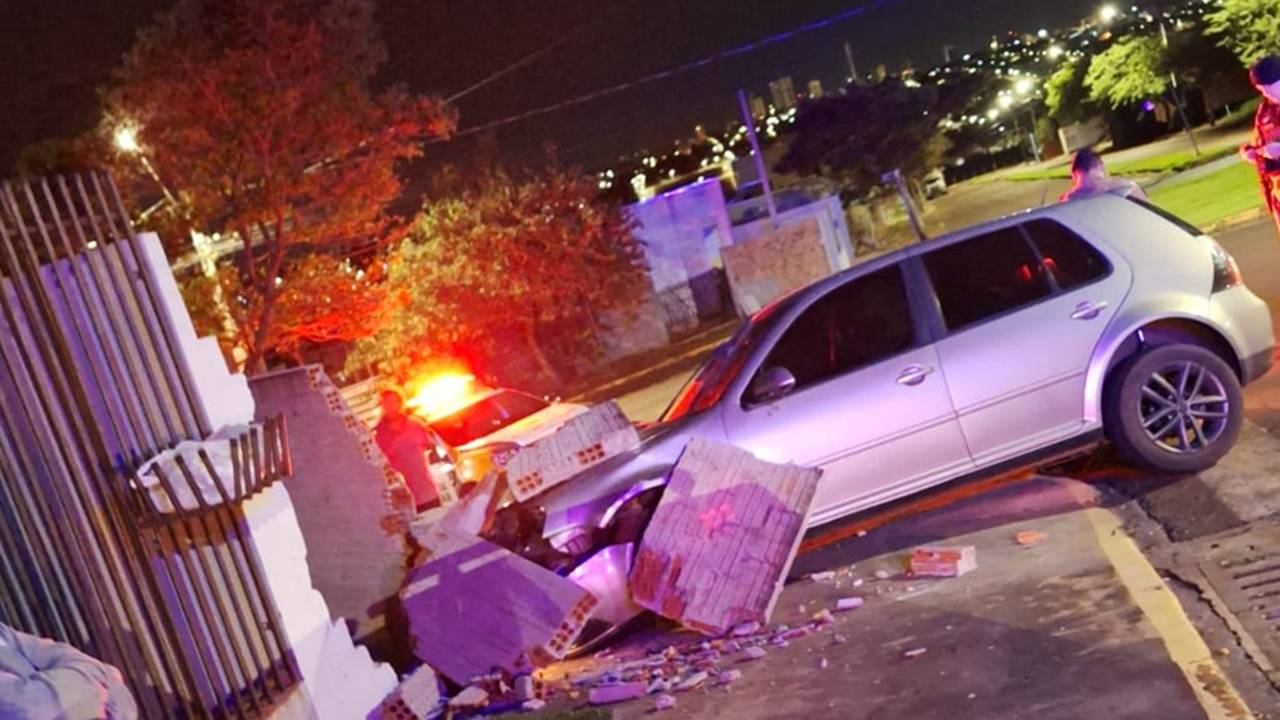 Motorista foge após colisão em rotatória de Toledo, deixando feridos