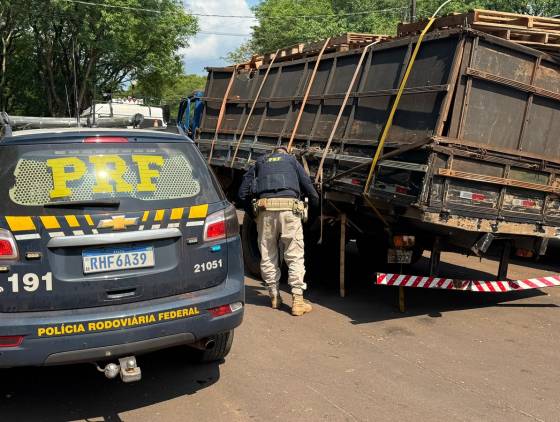 PRF apreende 200 mil maços de cigarros após perseguição e capotamento em Palotina