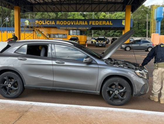 PRF recupera Mercedes roubada no ano de 2022 em São Paulo e apreende veículo em Cascavel