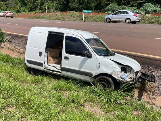 Colisão entre Gol e Kangoo deixa quatro pessoas feridas na BR-467