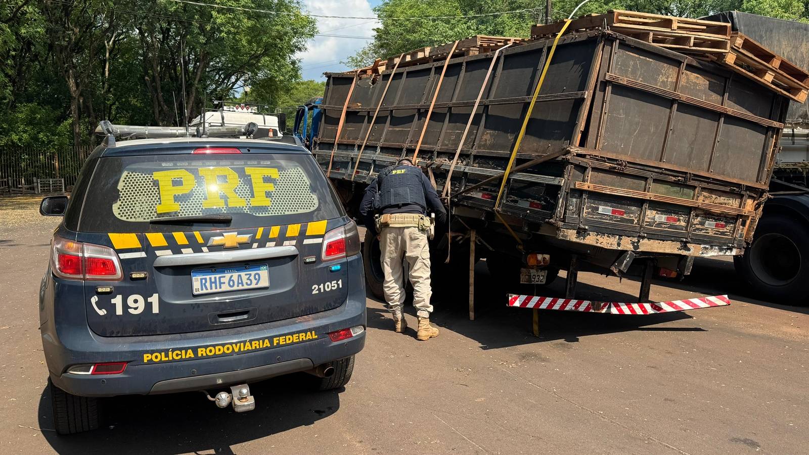 PRF apreende 200 mil maços de cigarros após perseguição e capotamento em Palotina