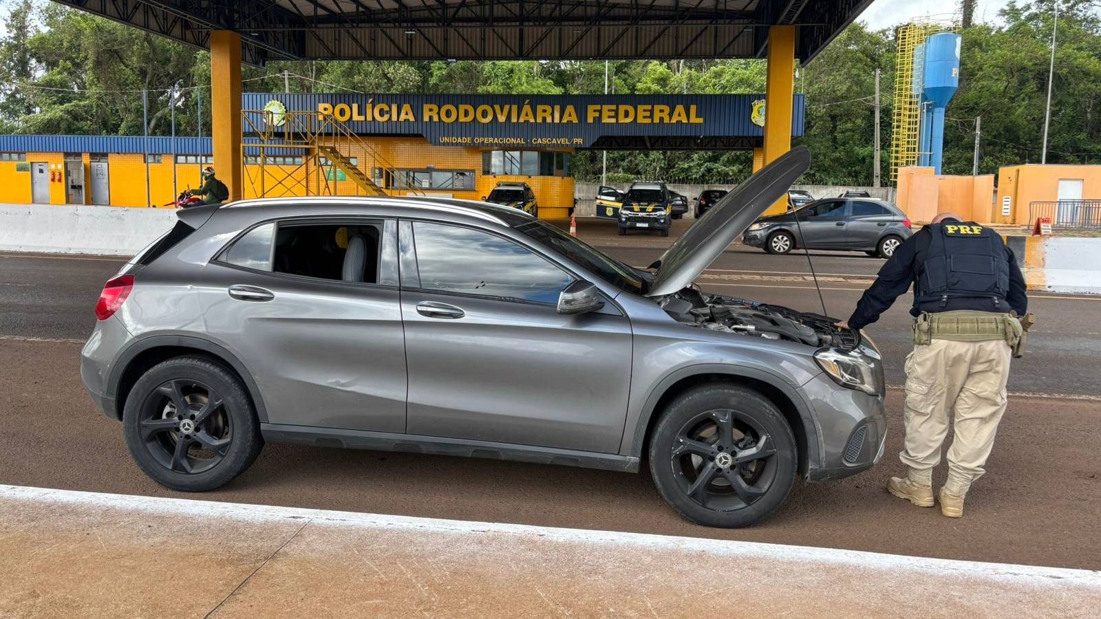 PRF recupera Mercedes roubada no ano de 2022 em São Paulo e apreende veículo em Cascavel