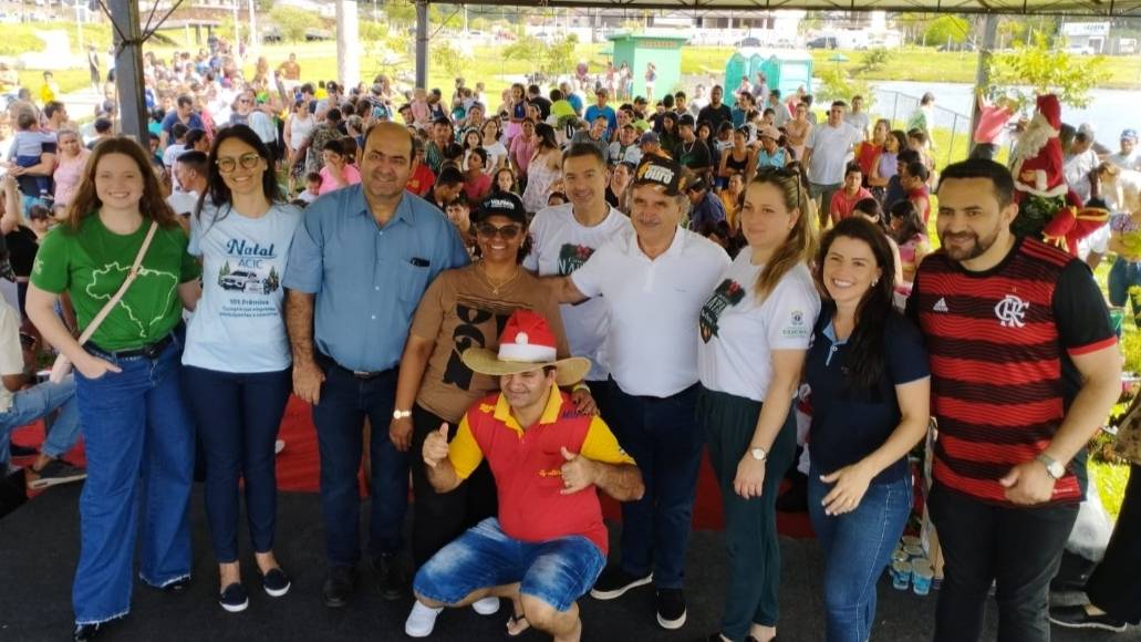 Crianças recebem com festa a chegada do Papai Noel em Cascavel