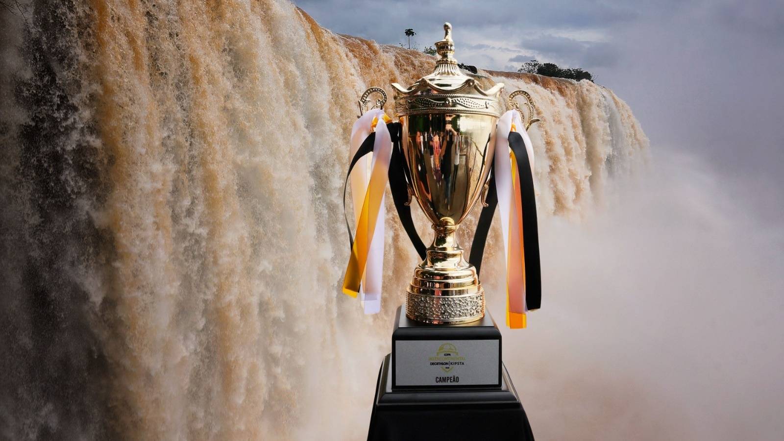 Taça da Copa Intercontinental Decathlon Kipsta é apresentada nas Cataratas do Iguaçu