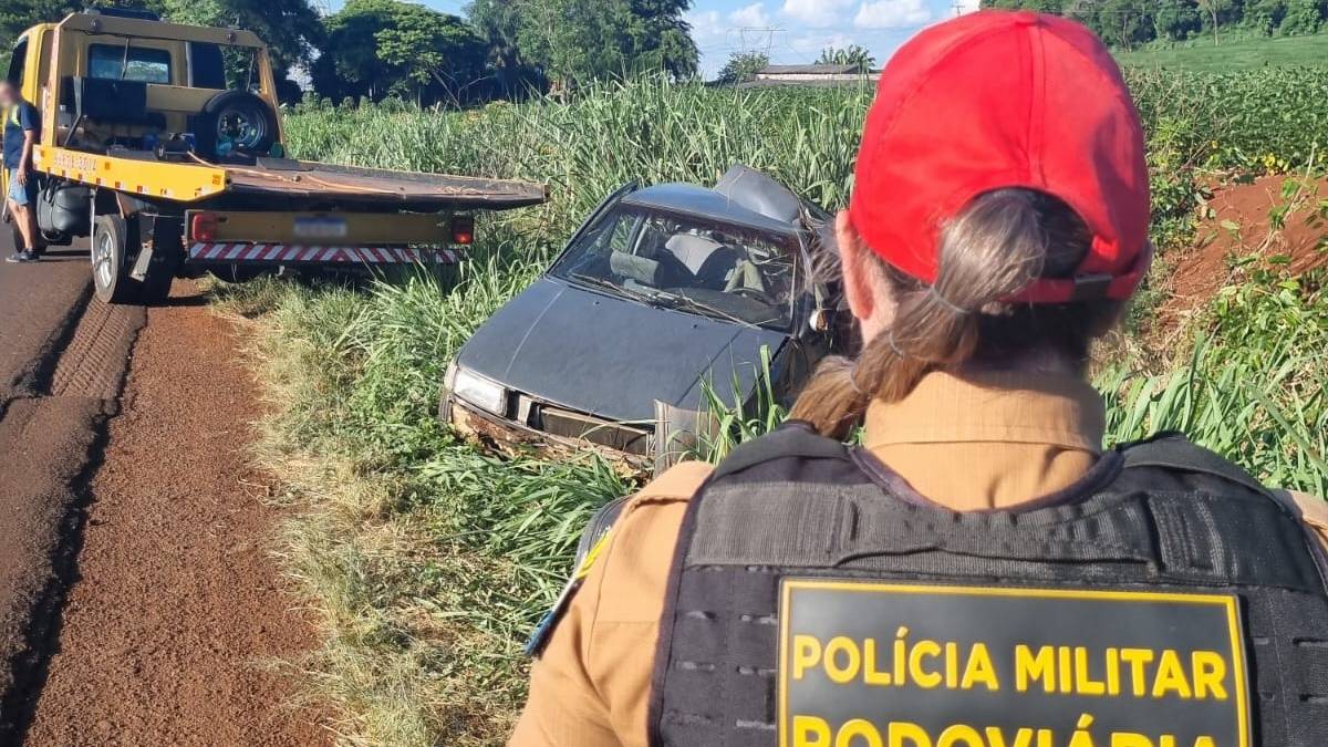 Veículo sai da pista e capota na PR-497 em Itaipulândia; Três pessoas ficaram feridas