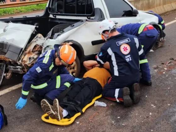 Colisão traseira envolvendo três veículos deixa um ferido na BR-369 em Corbélia