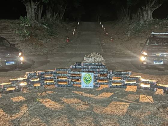 BPFRON apreende 400 kg de maconha em porto clandestino em Mercedes; Prejuízo de R$ 800 mil ao crime