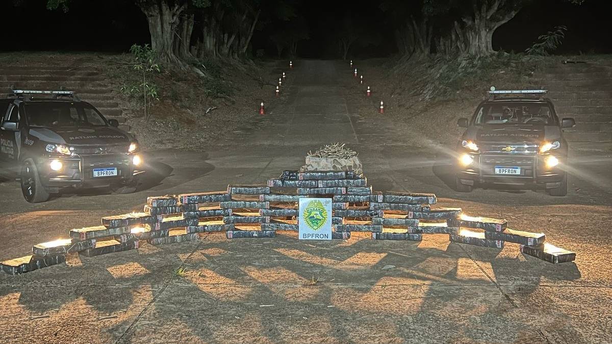 BPFRON apreende 400 kg de maconha em porto clandestino em Mercedes; Prejuízo de R$ 800 mil ao crime