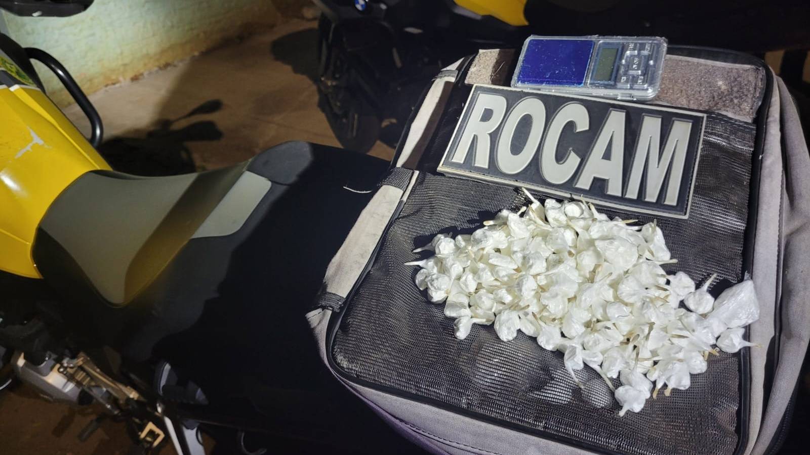 ROCAM prende suspeito de tráfico de drogas no Bairro Esmeralda