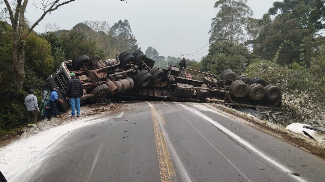 Caminhão tomba na BR-153 e interdita rodovia em Rio Azul