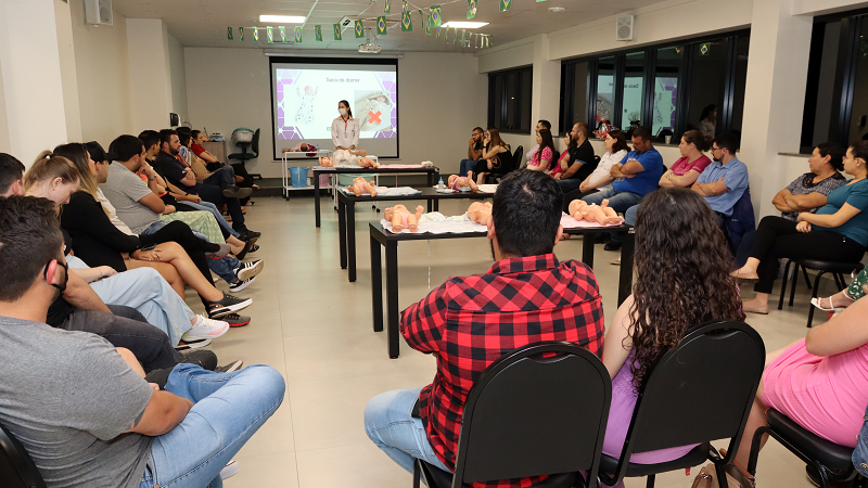 Projeto Cegonha da Unimed Cascavel capacita nova turma de mamães e papais para a chegada dos bebês