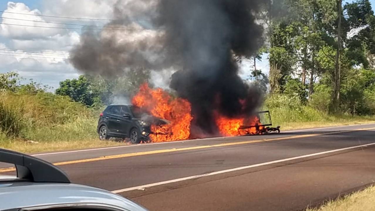 Carro e barco ficam totalmente destruídos em incêndio na BR-277 em Santa Tereza do Oeste