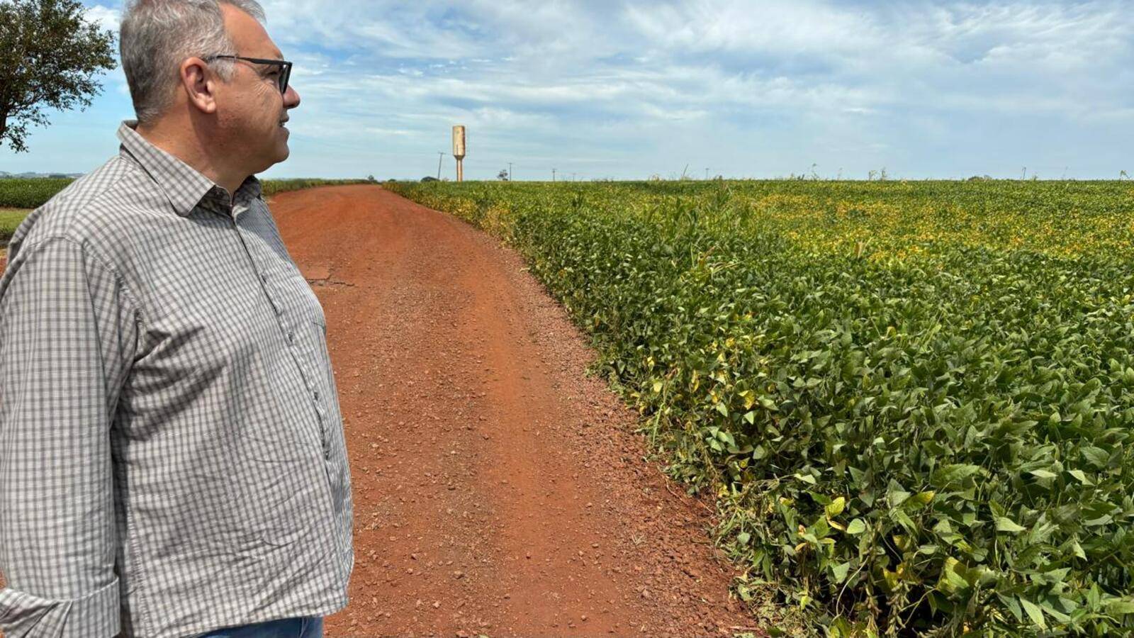 Prefeito de Toledo vistoria trecho de estrada em Linha Arapongas e promete solução para pavimentação